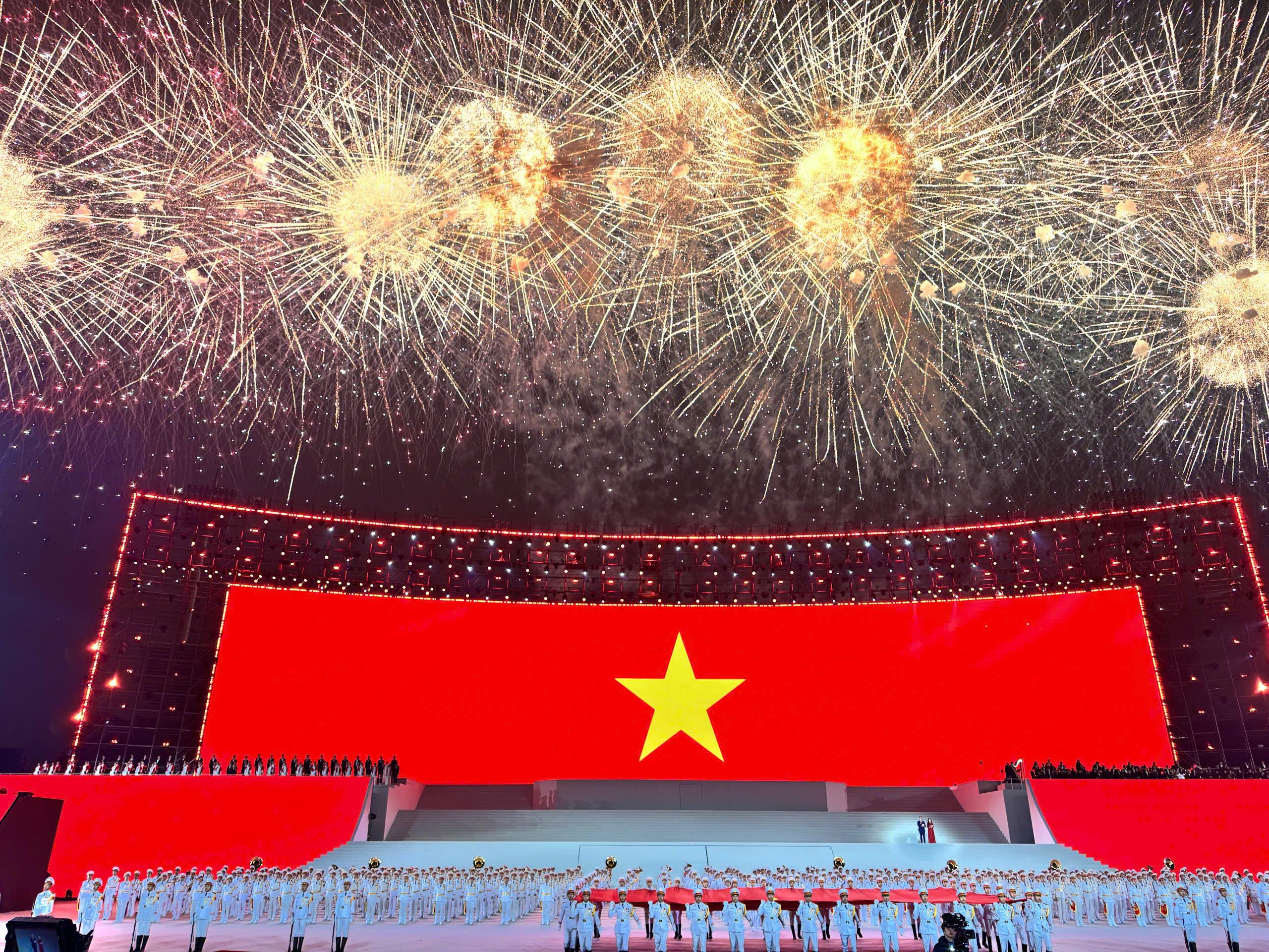 Khi chương tr&igrave;nh nghệ thuật dần tiến tới cao tr&agrave;o, mỗi thời khắc lại mang đến một cảm x&uacute;c kh&aacute;c biệt.