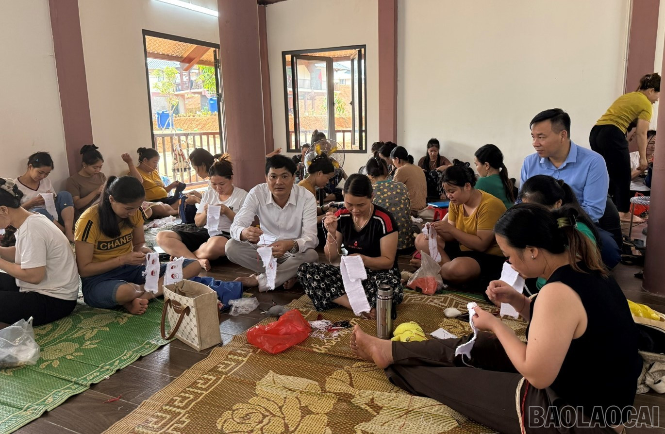 Thường trực Đảng ủy thăm lớp th&ecirc;u thủ c&ocirc;ng tại L&agrave;ng Nủ. - Ảnh: Th&uacute;y Quỳnh