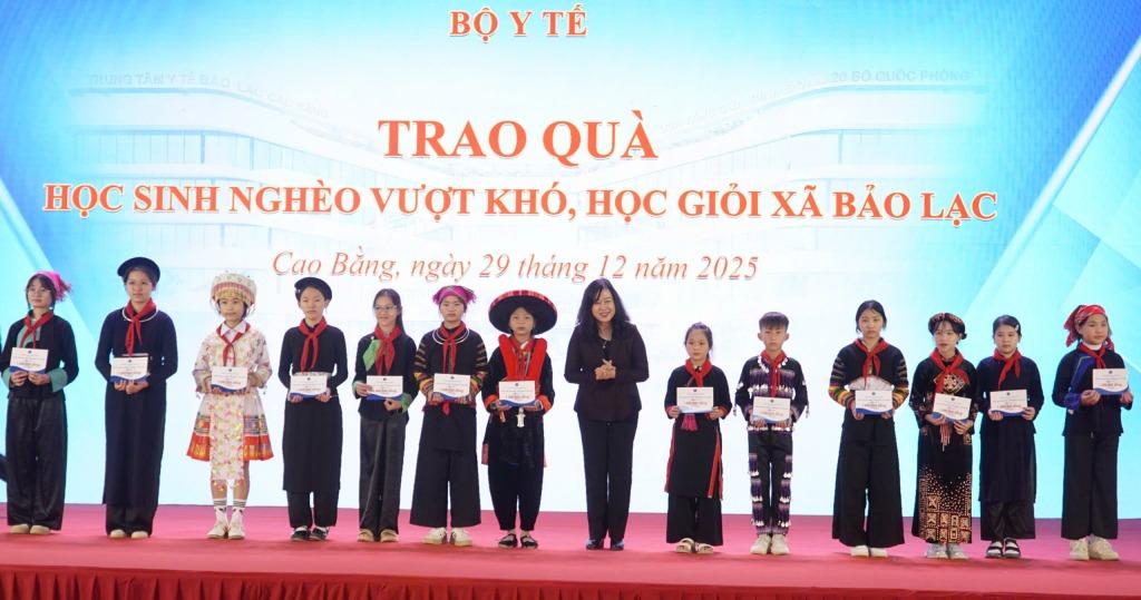 Bộ trưởng Bộ Y tế Đ&agrave;o Hồng Lan trao qu&agrave; cho c&aacute;c em học sinh ngh&egrave;o vượt kh&oacute; c&oacute; th&agrave;nh t&iacute;ch xuất sắc trong học tập tại x&atilde; Bảo Lạc.