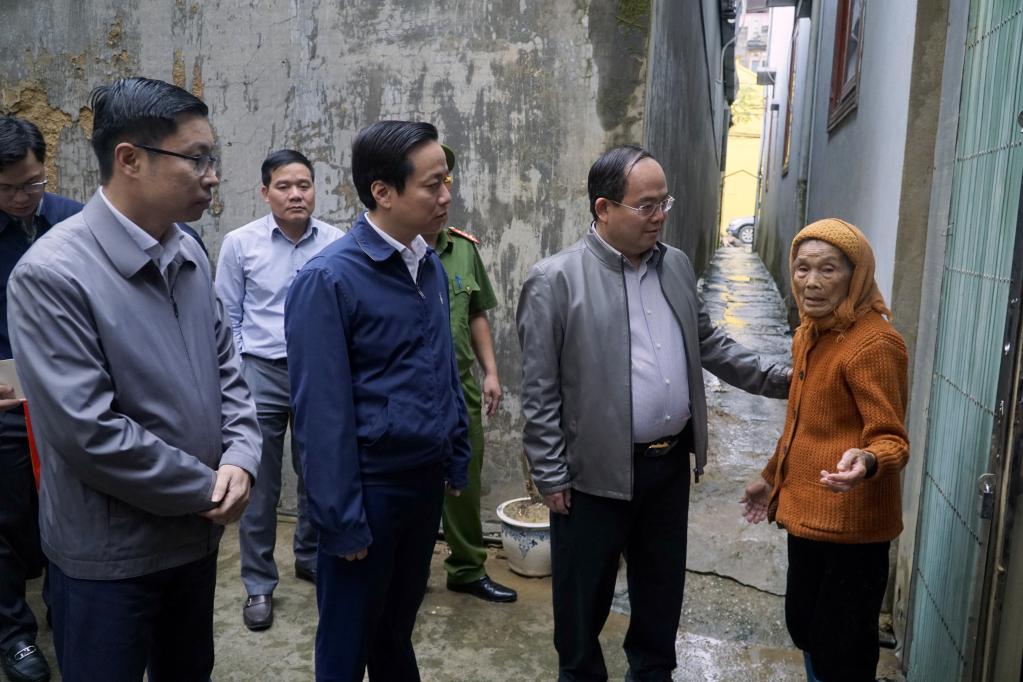 Bí thư tỉnh ủy Quản Minh Cường ân cần thăm hỏi, động viên gia đình bị thiệt nặng về nhà cửa tại tổ dân phố Hợp Giang 1, phường Thục Phán.