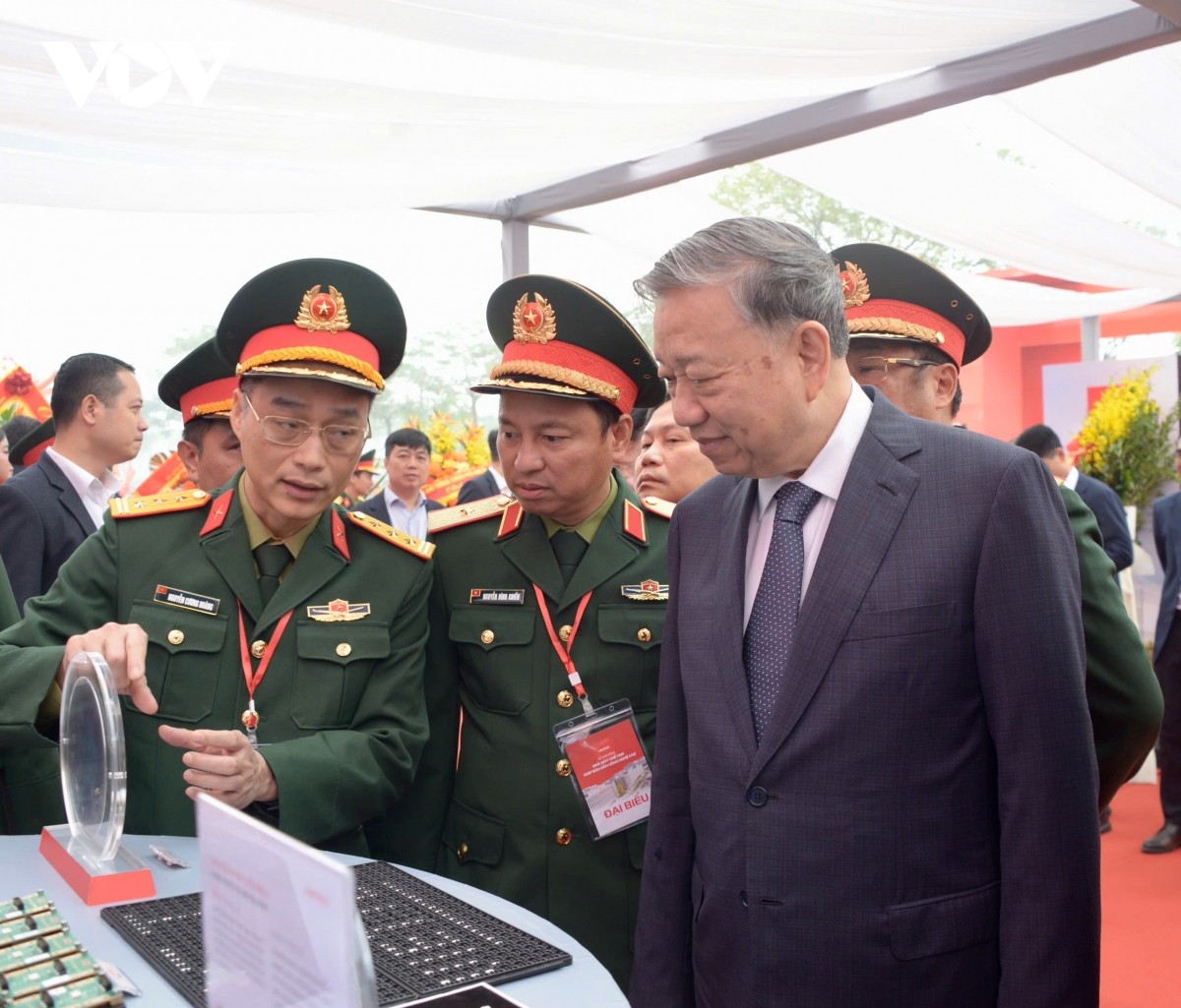 Tổng B&iacute; thư T&ocirc; L&acirc;m v&agrave; c&aacute;c đại biểu tham quan gian trưng b&agrave;y tại buổi lễ.