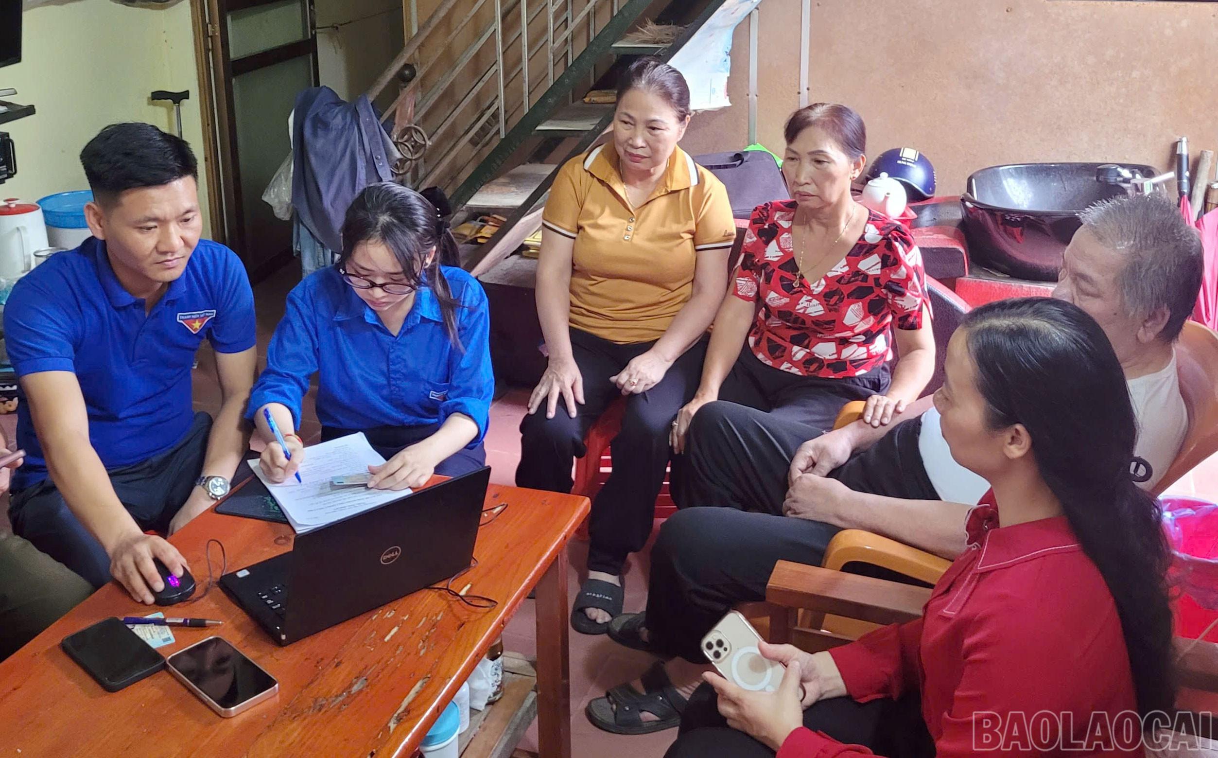 Đoàn phường Yên Bái luôn là lực lượng nòng cốt, tiên phong "đi từng ngõ, gõ từng nhà” để phổ biến các nền tảng số, công nghệ số, kỹ năng số đến người dân. baolaocai-br_yen-bai.jpg