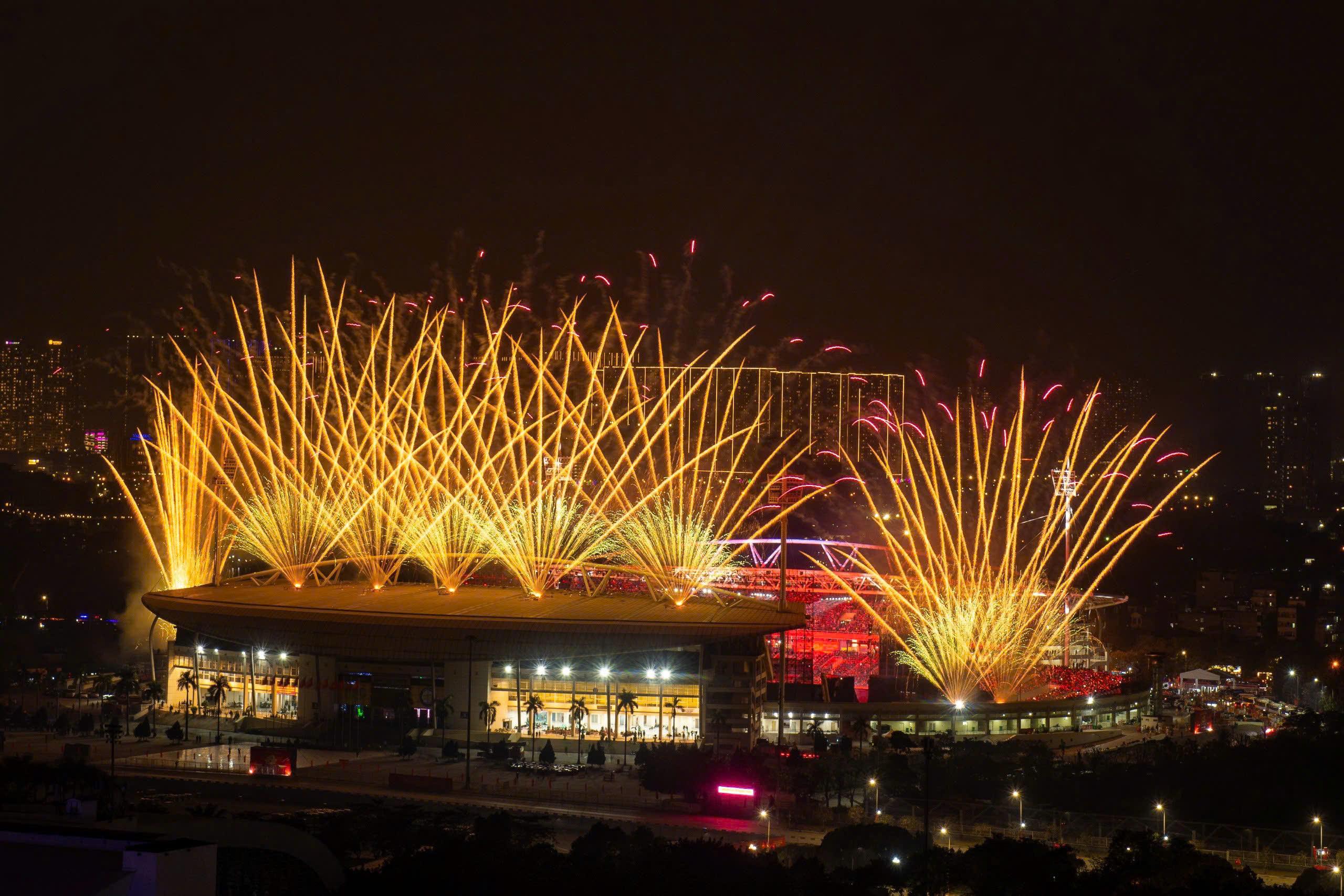 Những ch&ugrave;m ph&aacute;o hoa đầu ti&ecirc;n bắt đầu vươn cao, thắp s&aacute;ng cả một v&ugrave;ng trời Mỹ Đ&igrave;nh trong tiếng h&ograve; reo của biển người.