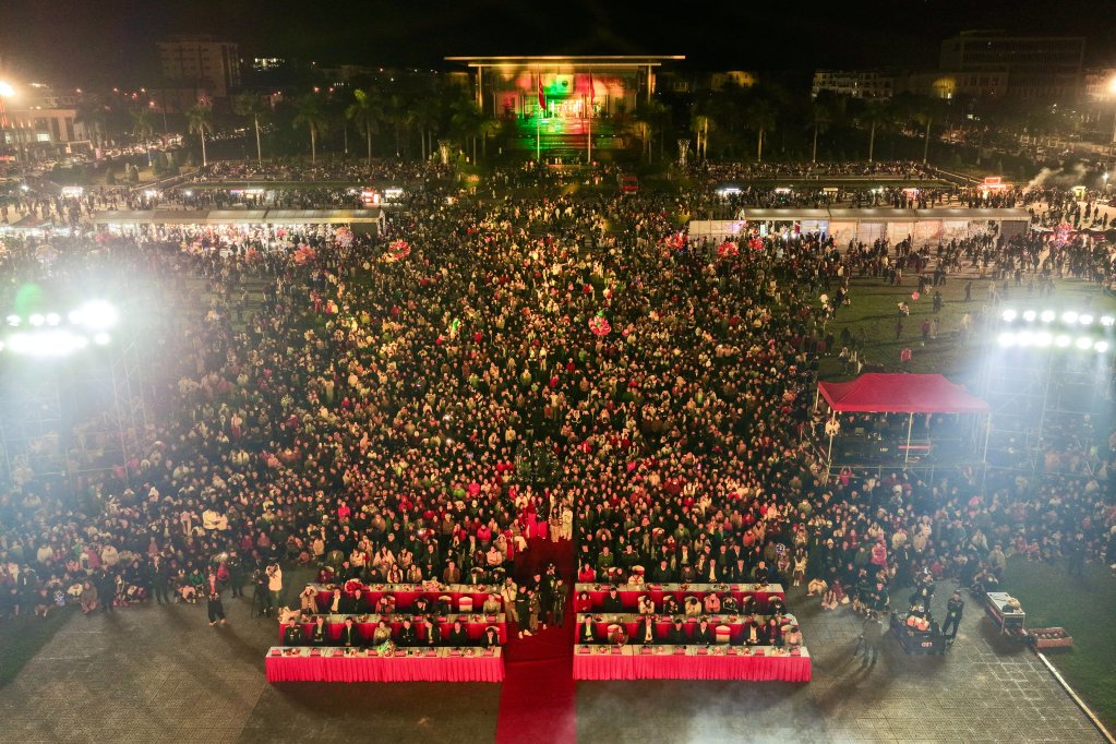 To&agrave;n cảnh chương tr&igrave;nh Countdown ch&agrave;o năm mới 2026 tại Quảng trường Km5, phường Thục Ph&aacute;n với sự tham gia của c&aacute;c đại biểu, nh&acirc;n d&acirc;n v&agrave; du kh&aacute;ch thập phương.