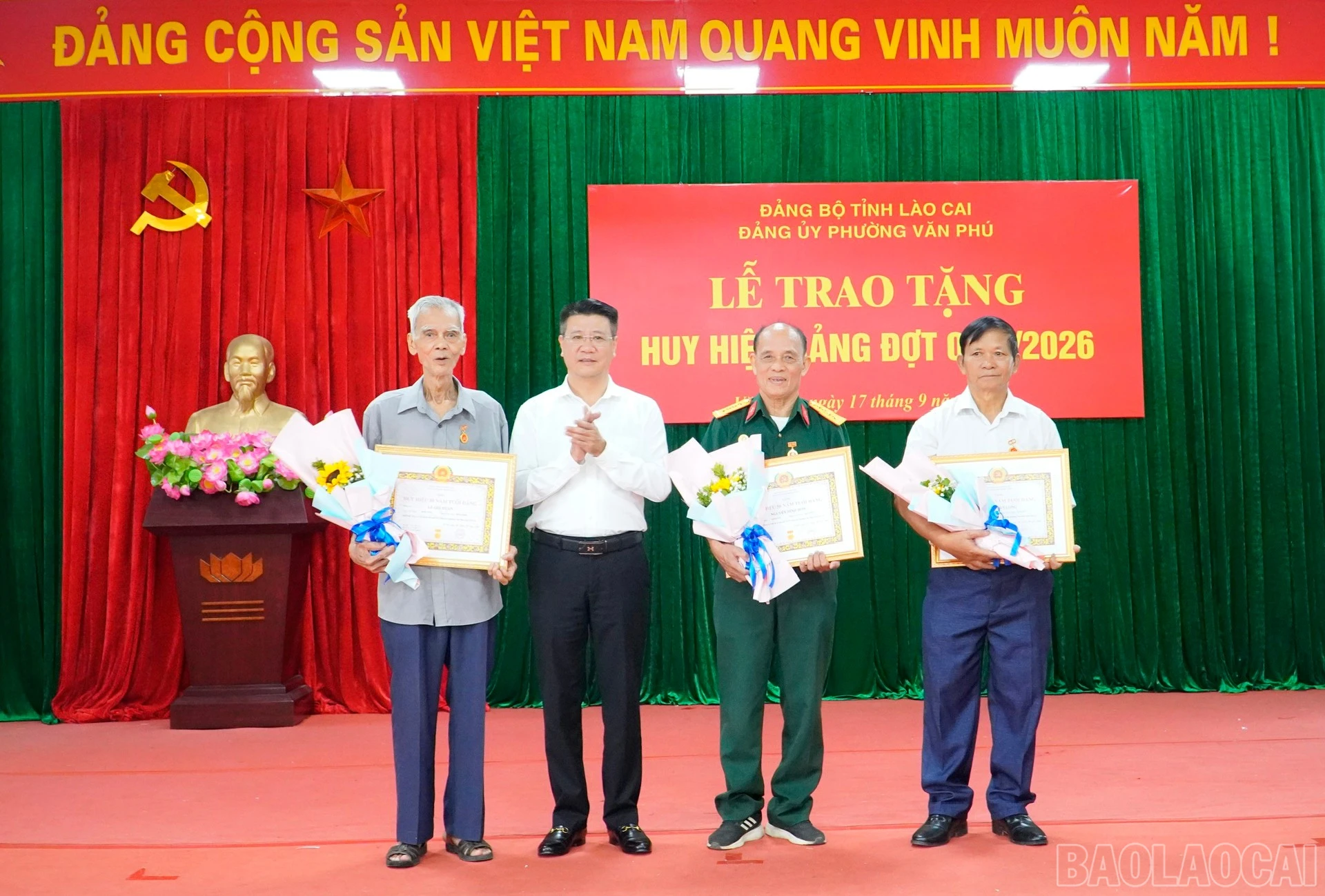 Lãnh đạo Đảng ủy phường Văn Phú trao Huy hiệu 50 năm tuổi Đảng cho 3 đảng viên đủ tiêu chuẩn. baolaocai-br_2-3772.jpg