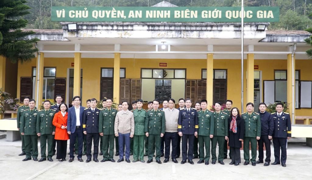 Đo&agrave;n c&ocirc;ng t&aacute;c chụp ảnh kỷ niệm c&ugrave;ng c&aacute;n bộ, chiến sĩ đồn bi&ecirc;n ph&ograve;ng Xu&acirc;n Trường.