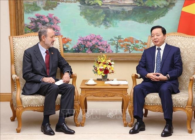 Phó Thủ tướng Trần Hồng Hà và Đại sứ Cộng hòa Italy tại Việt Nam Marco Della Seta.