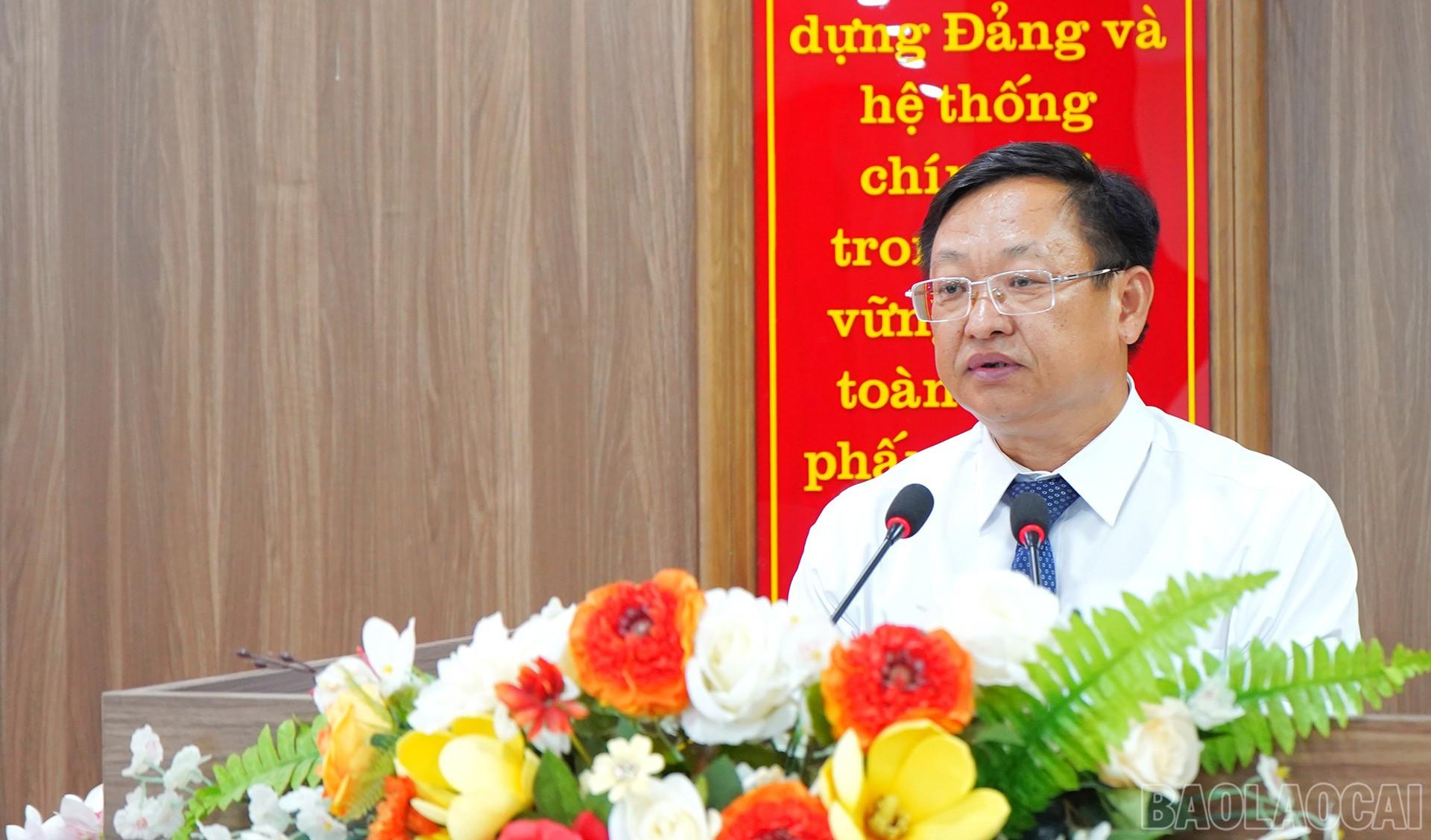 Đồng chí Giàng Seo Vần - Ủy viên Ban chấp hành Đảng bộ tỉnh, Bí thư Đảng ủy xã Mường Khương phát biểu chúc mừng các đồng chí đảng viên được trao tặng huy hiệu Đảng. baolaocai-br_31-8-mkphatbieu.jpg