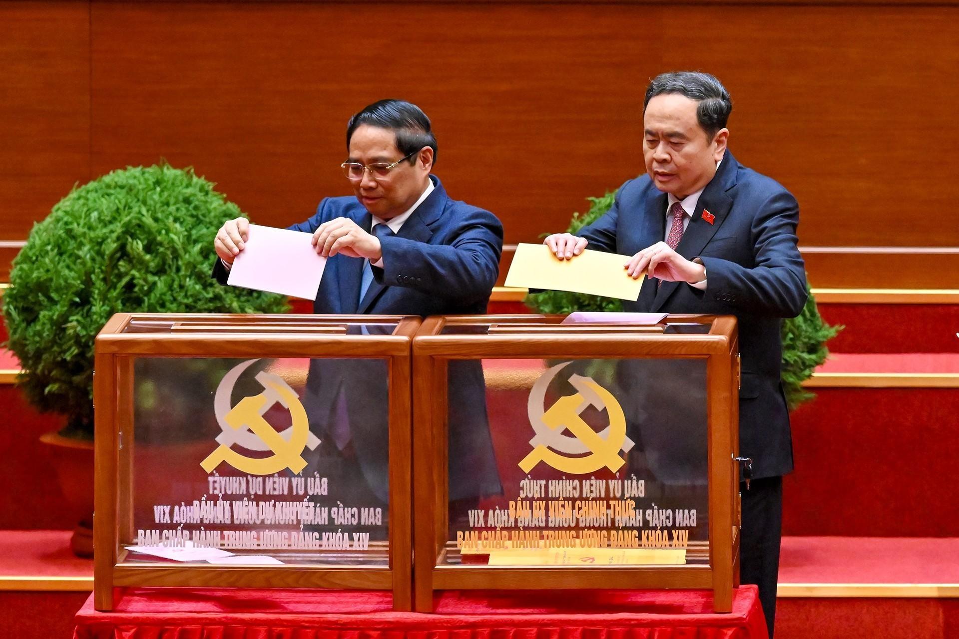 C&aacute;c l&atilde;nh đạo Đảng v&agrave; Nh&agrave; nước bỏ phiếu bầu Ban Chấp h&agrave;nh Trung ương kh&oacute;a XIV.