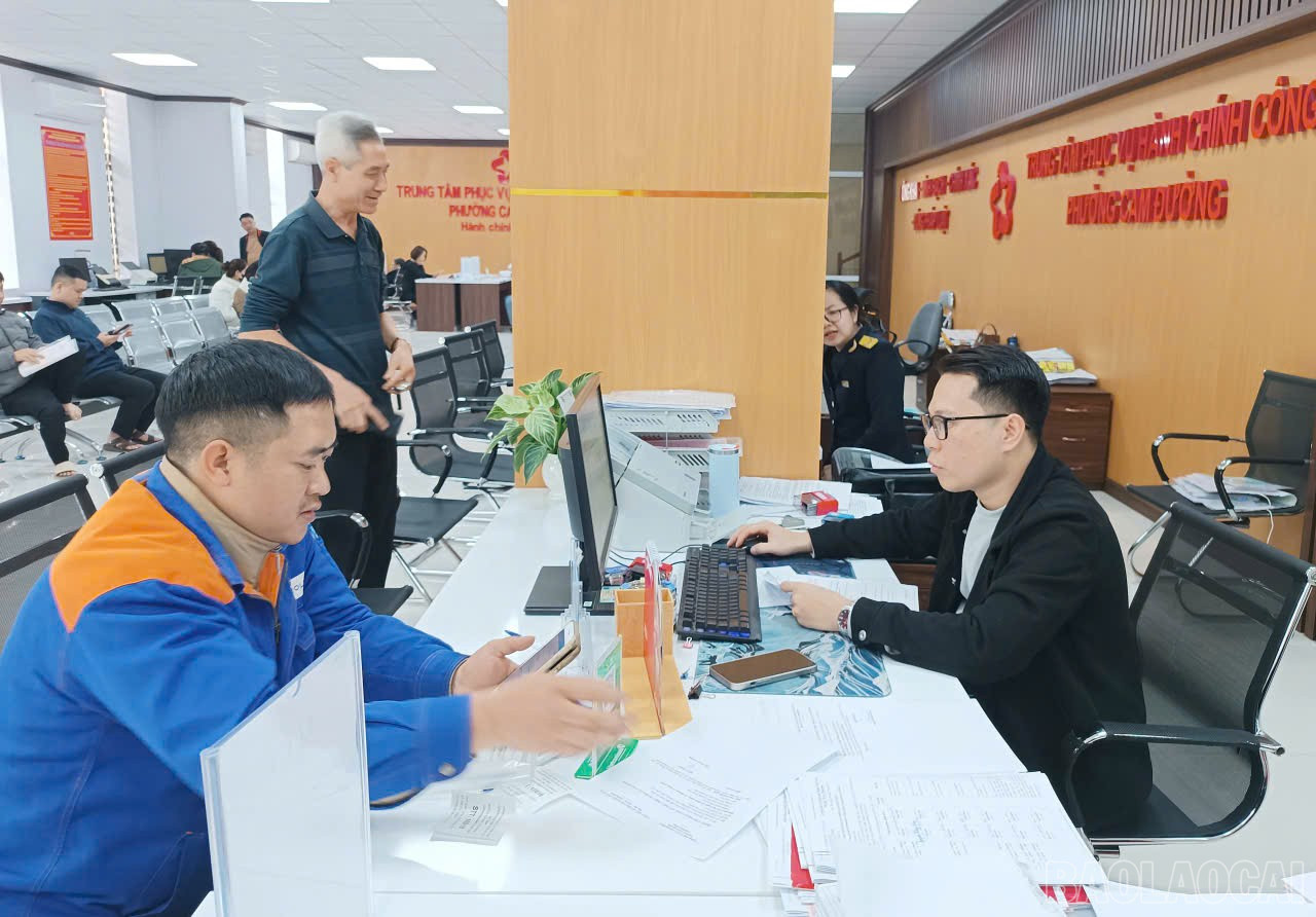 Anh Phạm Văn Phong, người dân phường Cam Đường đến làm thủ tục hành chính. baolaocai-br_z7406054236769-c305e287bae55cde09a7f81dcbb7cde7.jpg