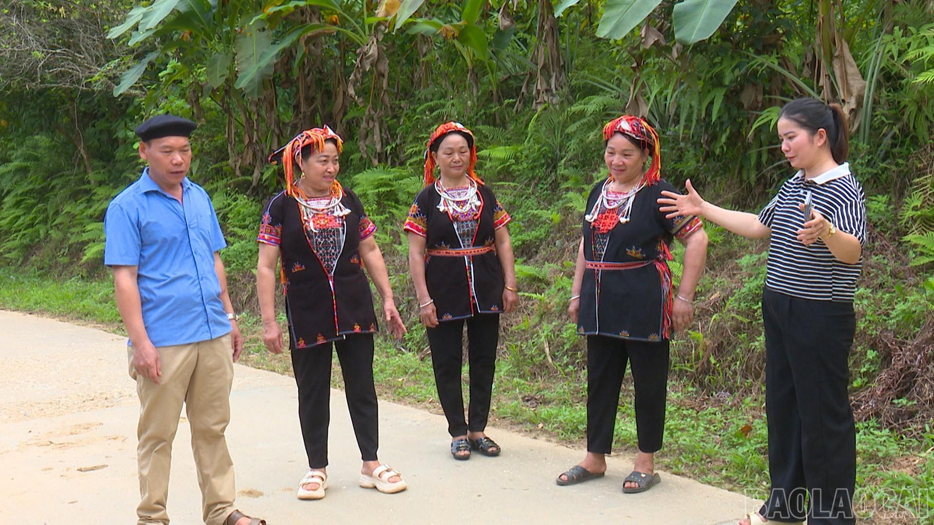 Ông Thắng cùng Bí thư Chi bộ thôn tích cực tuyên truyền, vận động người dân mở rộng hệ thống đường giao thông nông thôn. baolaocai-br_truong-thon-khee00-00-08-02still004.jpg