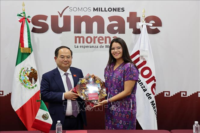 Bà Carolina Rangel Gracida, Tổng thư ký đảng Phong trào tái thiết quốc gia (Morena) cầm quyền tặng quà lưu niệm cho đồng chí Quản Minh Cường.