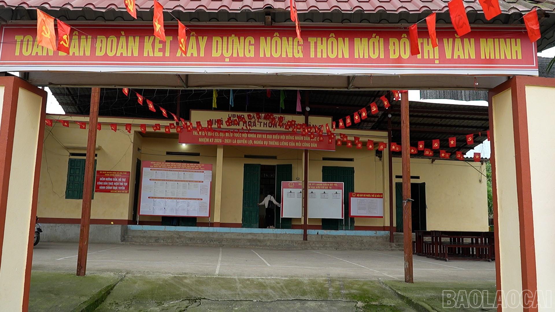 Khu vực bỏ phiếu trang hoàng rực rỡ.