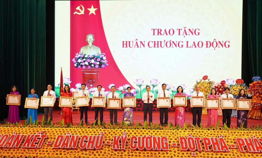 Thừa uỷ quyền của Chủ tịch nước, đồng chí Lê Hải Hòa, Phó Bí thư Tỉnh ủy, Chủ tịch UBND tỉnh trao Huân chương Lao động hạng Ba cho các cá nhân.