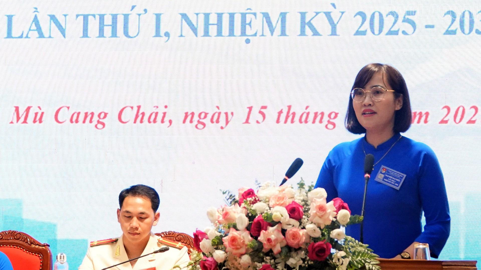 Đồng chí Dương Thị Vui - Phó Bí thư Tỉnh đoàn, Giám đốc Trung tâm Hoạt động thanh thiếu niên tỉnh Lào Cai phát biểu tại đại hội.