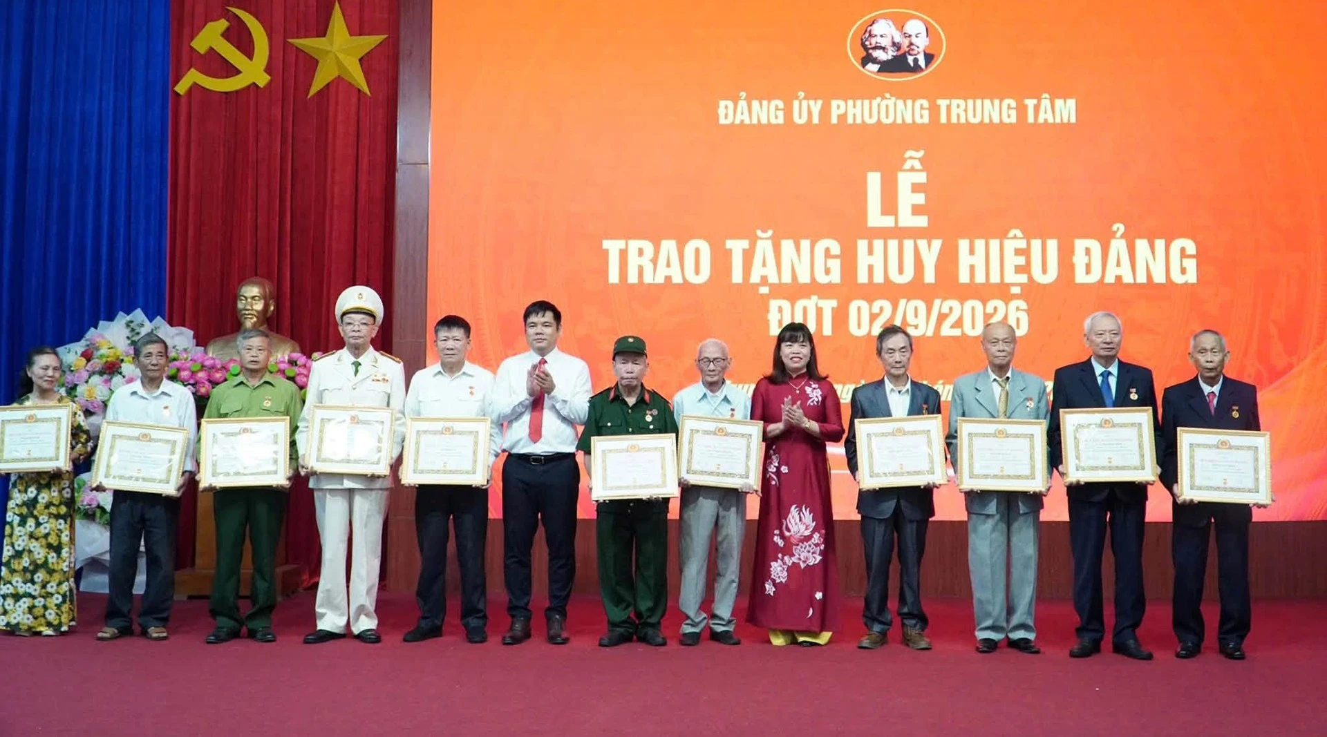 Lãnh đạo phường trao huy hiệu cho các đảng viên. lanh-dao-phuong-trao-huy-hieu-cho-cac-dang-vien-dot-292026.jpg