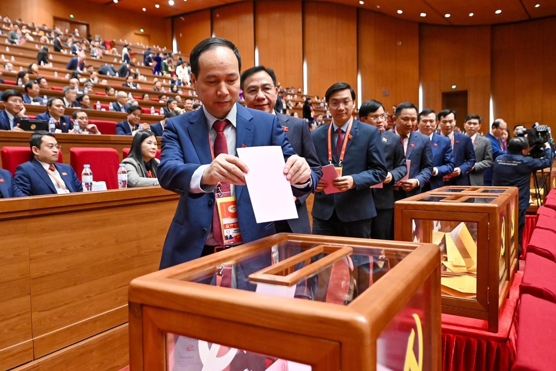 C&aacute;c đại biểu bỏ phiếu bầu Ban Chấp h&agrave;nh Trung ương kh&oacute;a XIV.