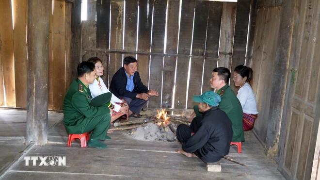 Lực lượng biên phòng và các già làng, trưởng bản đến từng hộ gia đình người Chứt ở bản Rào Tre để tuyên truyền về công tác bầu cử.