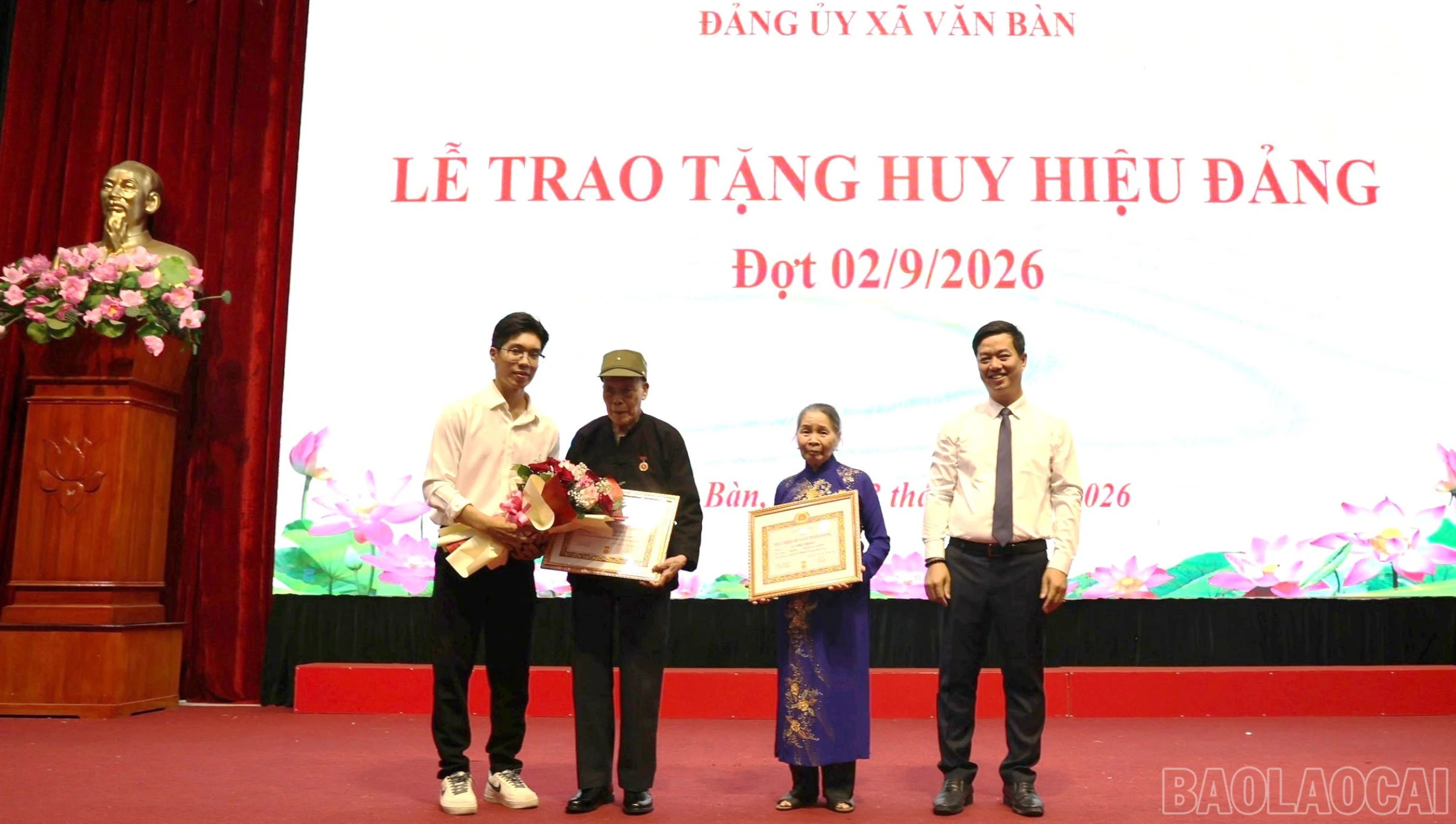 Đồng chí Nguyễn Minh Toàn - Ủy viên Ban Thường vụ Tỉnh ủy, Chủ nhiệm Ủy ban Kiểm tra Tỉnh ủy trao Huy hiệu Đảng cho các đảng viên. baolaocai-br_img-1370-5713-9780.jpg