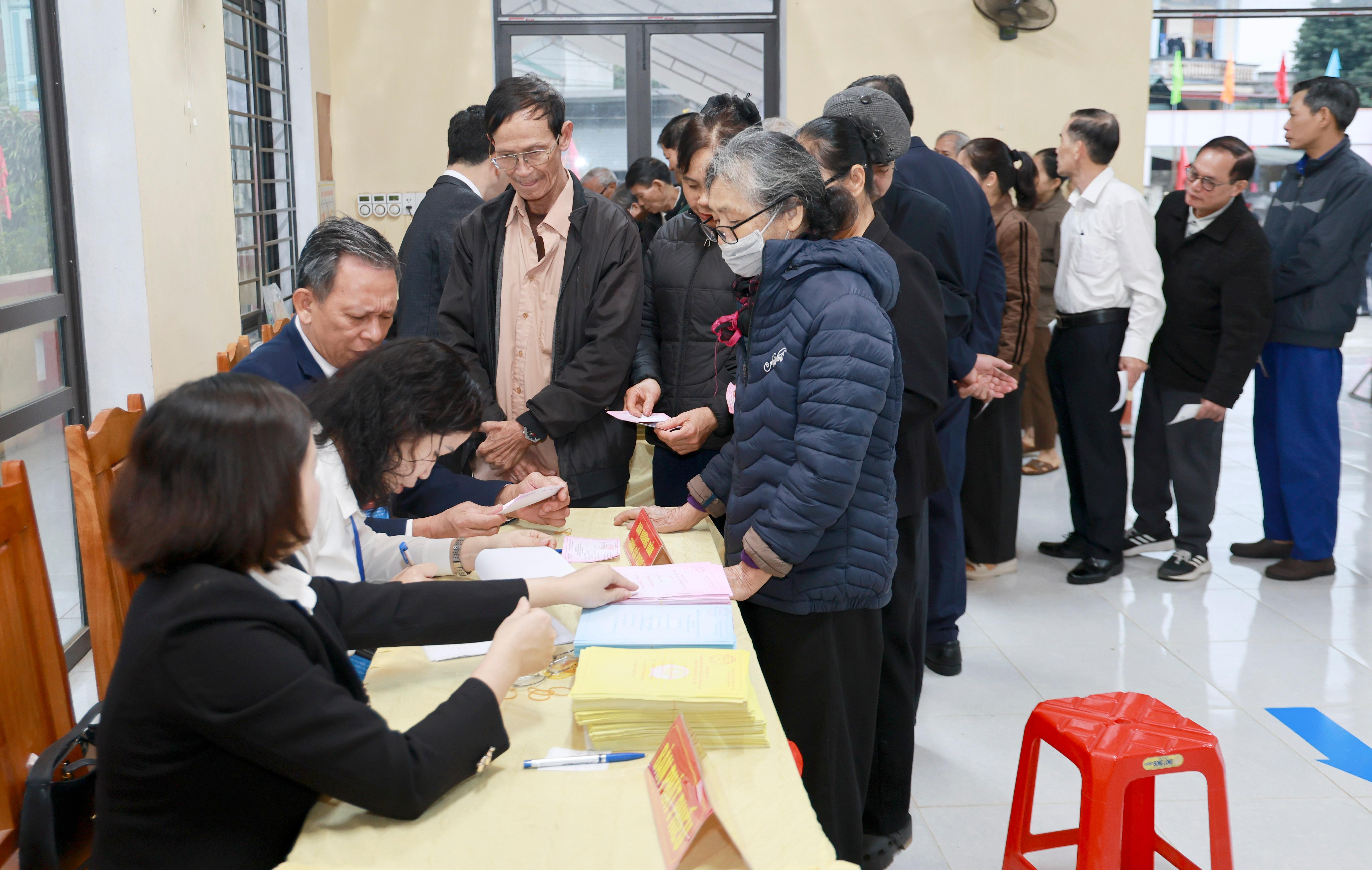 Các cử tri chờ nhận phiếu bầu cử. 060a8216.jpg