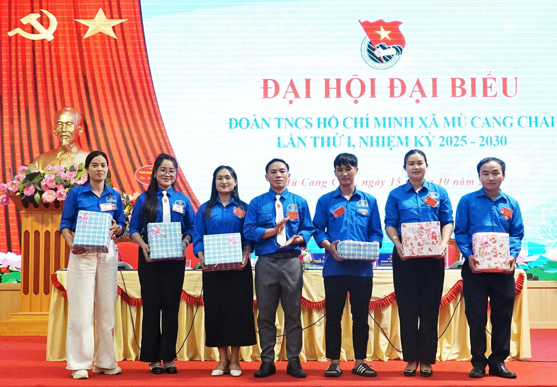 Tặng quà các đồng chí không tham gia Ban Chấp hành khóa mới.