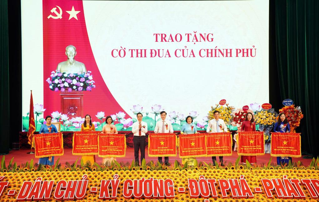 Thừa ủy quyền của Thủ tướng Chính Phủ, đồng chí Lê Hải Hòa, Phó bí thư Tỉnh ủy, Chủ tịch UBND tỉnh đã trao Cờ thi đua của Chính Phủ cho các tập thể.