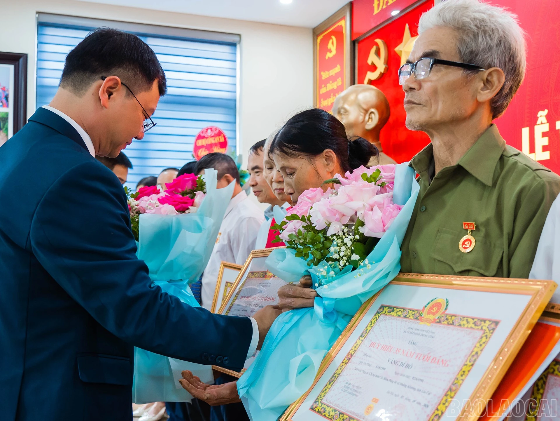 Các đảng viên được trao Huy hiệu Đảng. baolaocai-br_m3-2.jpg