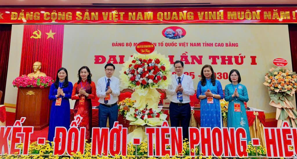 Đồng chí Vũ Hồng Quang, Phó Bí thư Tỉnh ủy, Bí thư Đảng ủy các cơ quan Đảng tỉnh chúc mừng Ban Thường vụ Đảng ủy Mặt trận Tổ quốc tỉnh nhiệm kỳ 2025 - 2030.