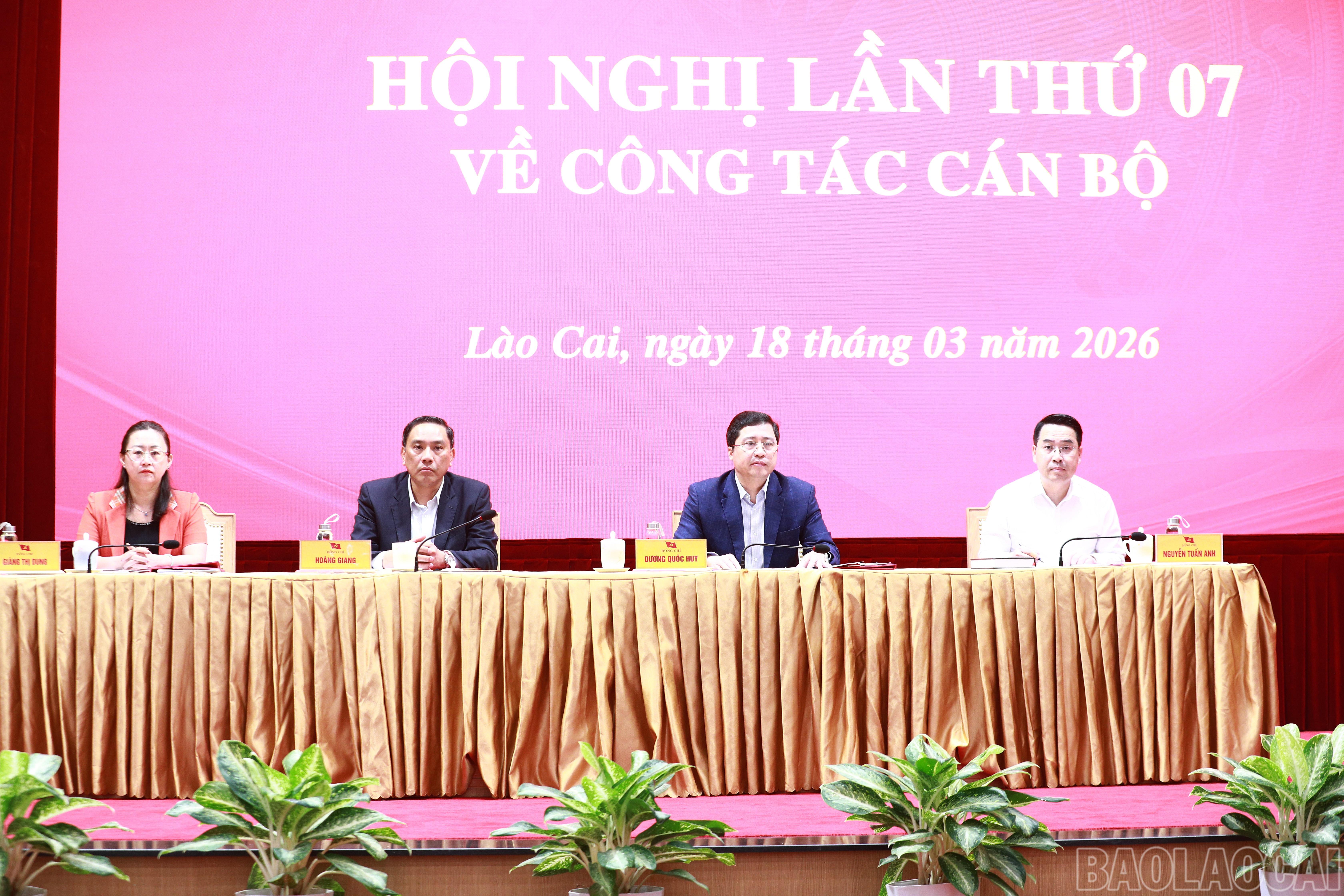 Các đồng chí Thường trực Tỉnh ủy chủ trì hội nghị. baolaocai-br_7j5a8511.jpg