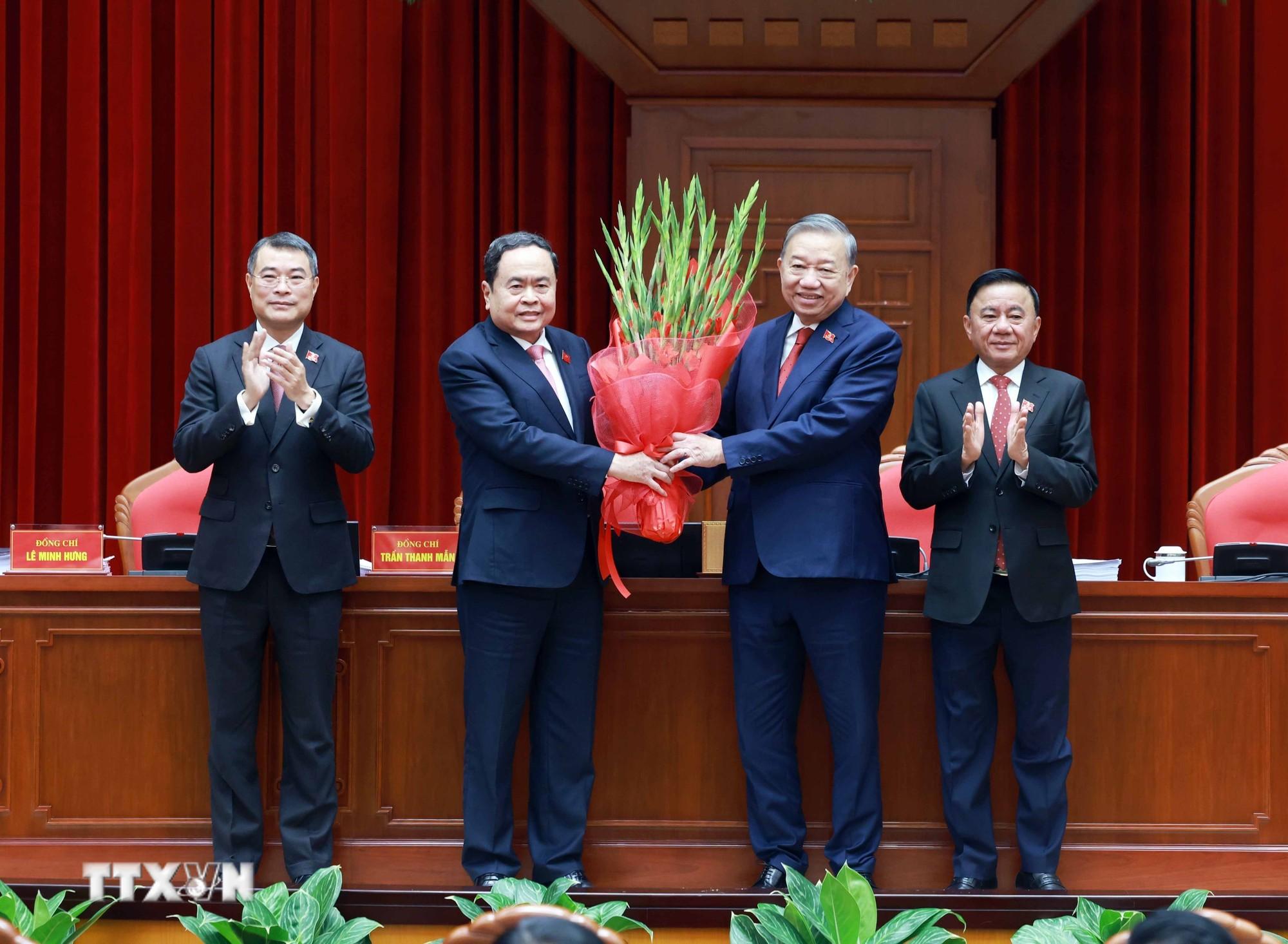 Ban Chấp h&agrave;nh Trung ương Đảng kh&oacute;a XIV đ&atilde; thống nhất tuyệt đối bầu đồng ch&iacute; T&ocirc; L&acirc;m, Tổng B&iacute; thư Ban Chấp h&agrave;nh Trung ương Đảng kh&oacute;a XIII tiếp tục giữ chức Tổng B&iacute; thư Ban Chấp h&agrave;nh Trung ương Đảng kh&oacute;a XIV. (Ảnh: TTXVN)