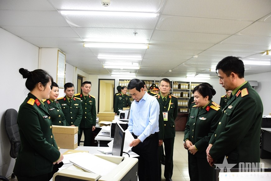 Đại tướng Phan Văn Giang kiểm tra tại Trung t&acirc;m Lưu trữ Bộ Quốc ph&ograve;ng.
