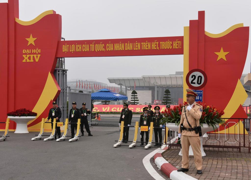 Lực lượng an ninh thực hiện nhiệm vụ đảm bảo an to&agrave;n tuyệt đối tại nơi diễn ra đại hội.