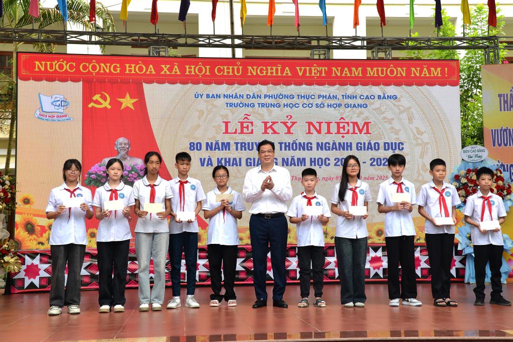 Phó Bí thư Thường trực Tỉnh ủy trao các suất học bổng cho học sinh có hoàn cảnh khó khăn vươn lên trong học tập.