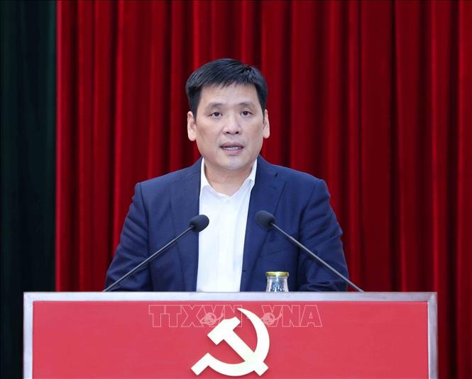 Đồng chí Nguyễn Thanh Bình, Phó Trưởng Ban Tổ chức Trung ương trình bày tham luận tại hội nghị.