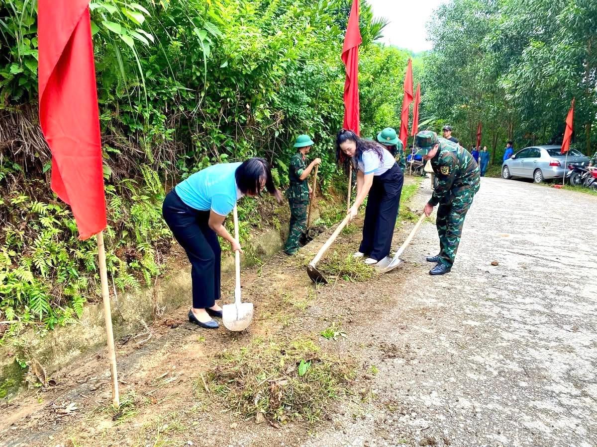 Cán bộ, đảng viên, Nhân dân xã Yên Bình tham gia làm sạch các tuyến đường chính tại thôn Hơn. baolaocai-br_z6810473874008-633f6ee011fbc149221649db52db4e75.jpg