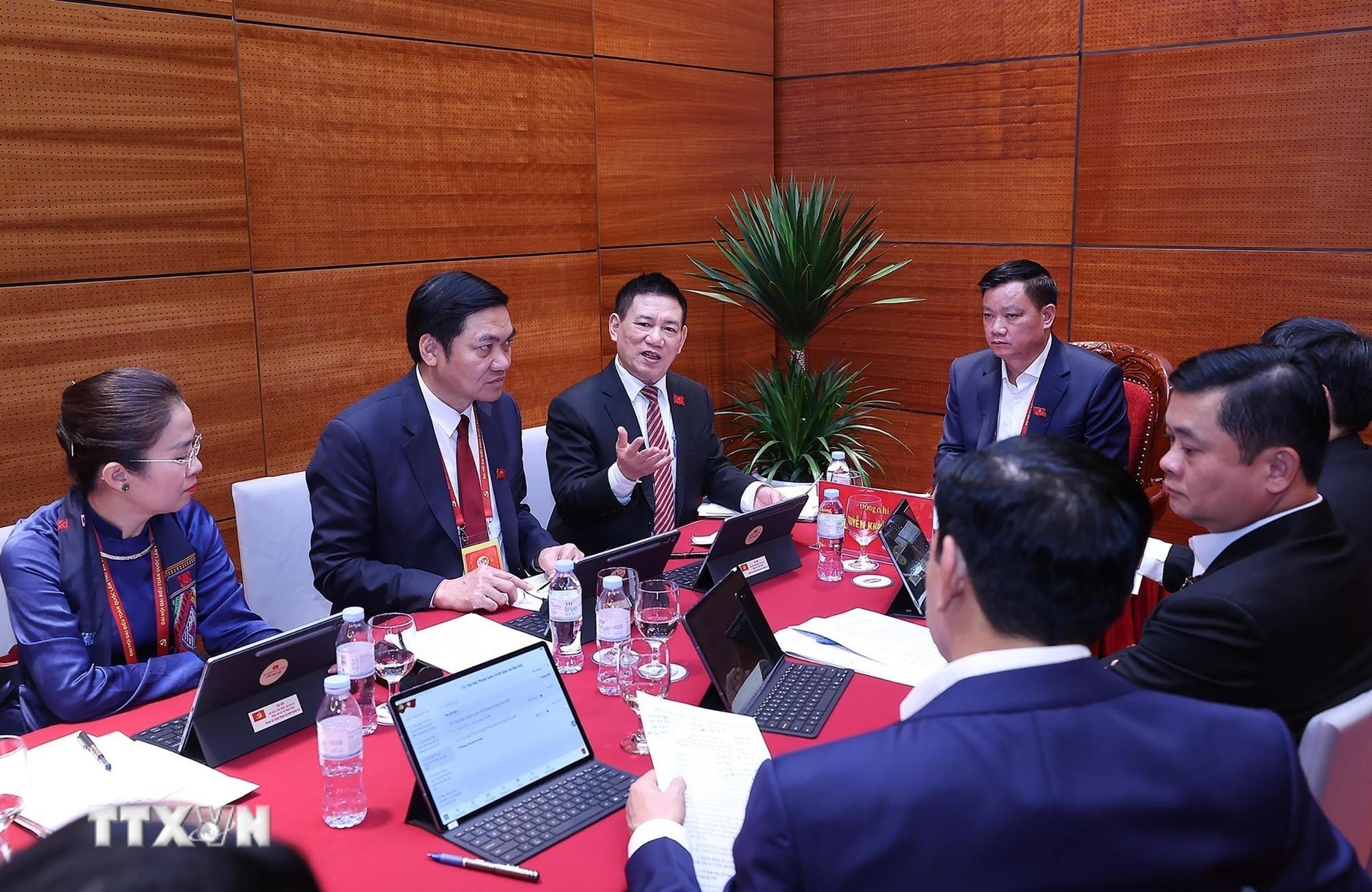 Ph&oacute; Thủ tướng Hồ Đức Phớc v&agrave; Đo&agrave;n đại biểu Đảng bộ tỉnh Nghệ An thảo luận tại Đo&agrave;n. (Ảnh: TTXVN)