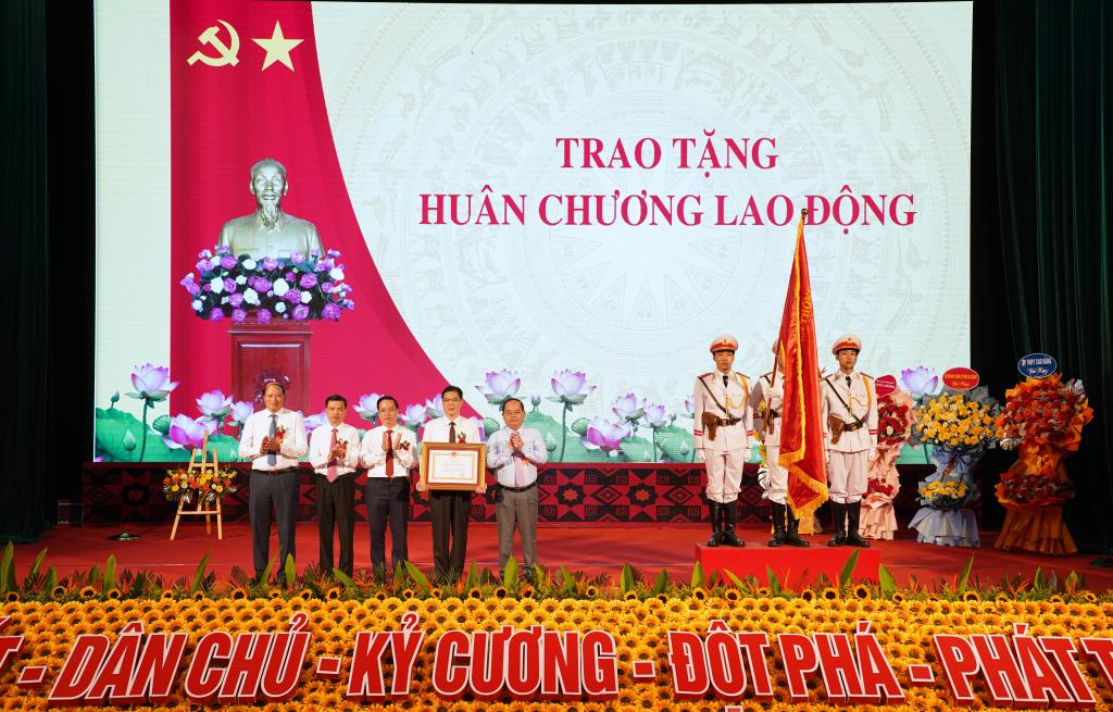 Thừa ủy quyền Chủ tịch nước, đồng chí Quản Minh Cường, Bí thư Tỉnh ủy, Trưởng đoàn ĐBQH tỉnh đã trao tặng Huân chương lao động hạng 3 cho Đảng bộ, chính quyền và nhân dân tỉnh Cao Bằng.