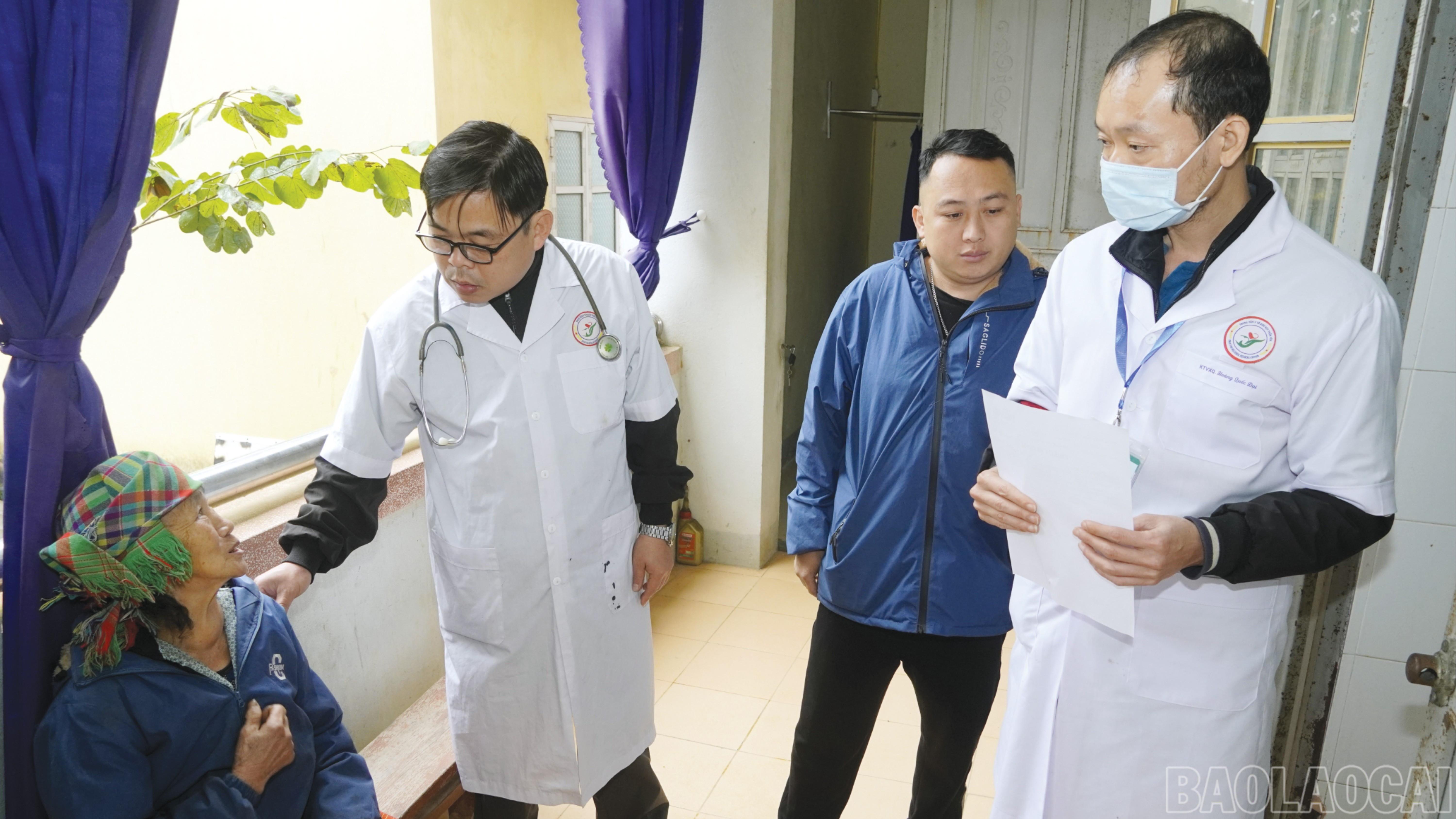 Bác sĩ Lê Minh Giang ân cần thăm hỏi người bệnh. baolaocai-br_1-9971.jpg
