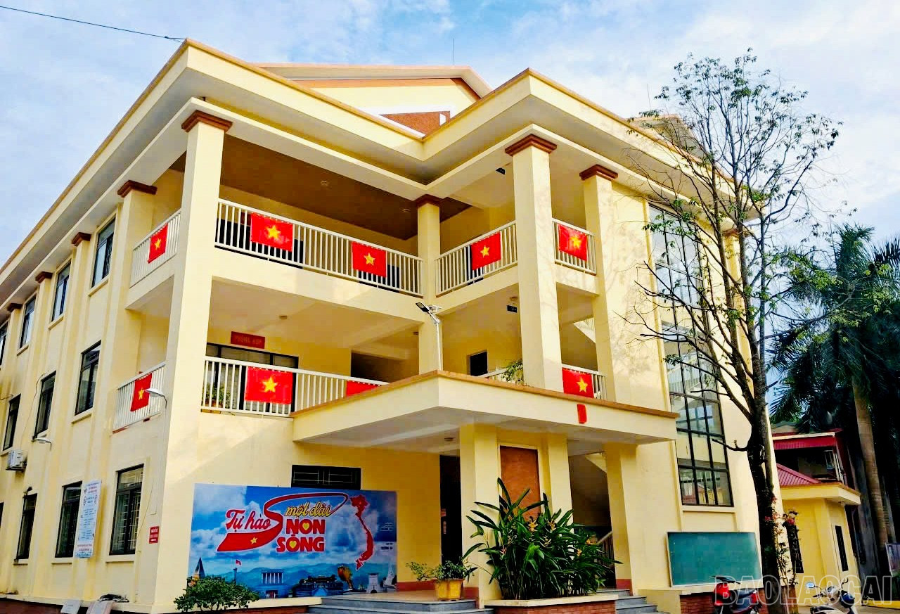 Nhiều cơ quan, đơn vị, trường học trên bàn xã Bảo Thắng được trang trí cờ hoa hướng tới chào mừng Đại hội XIV của Đảng. baolaocai-br_z7432222546589-16d4a91c46cfa878f59bca71d8cf8b45.jpg