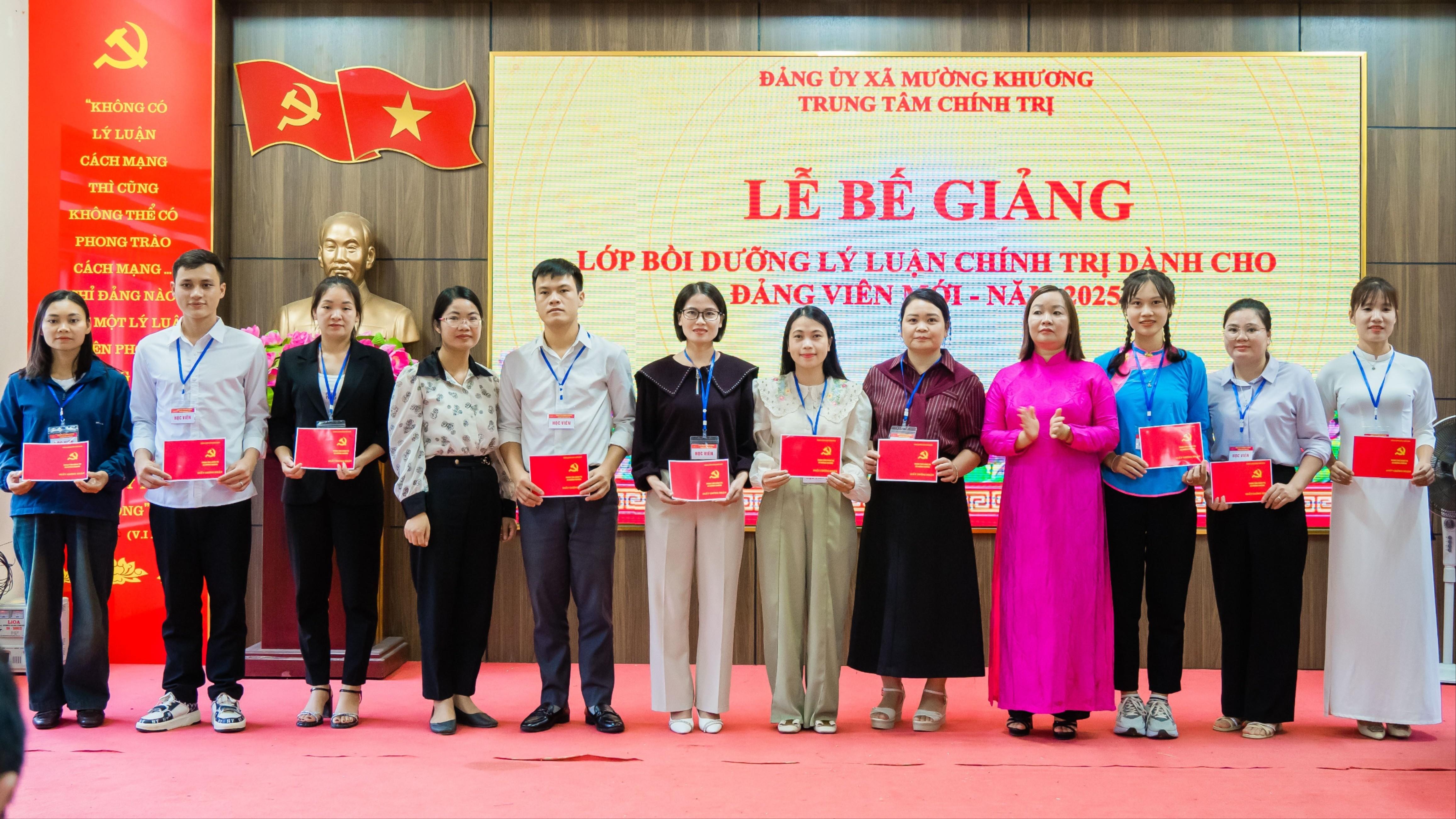 Trao giấy chứng nhận cho các học viên. dsc09951-6904.jpg