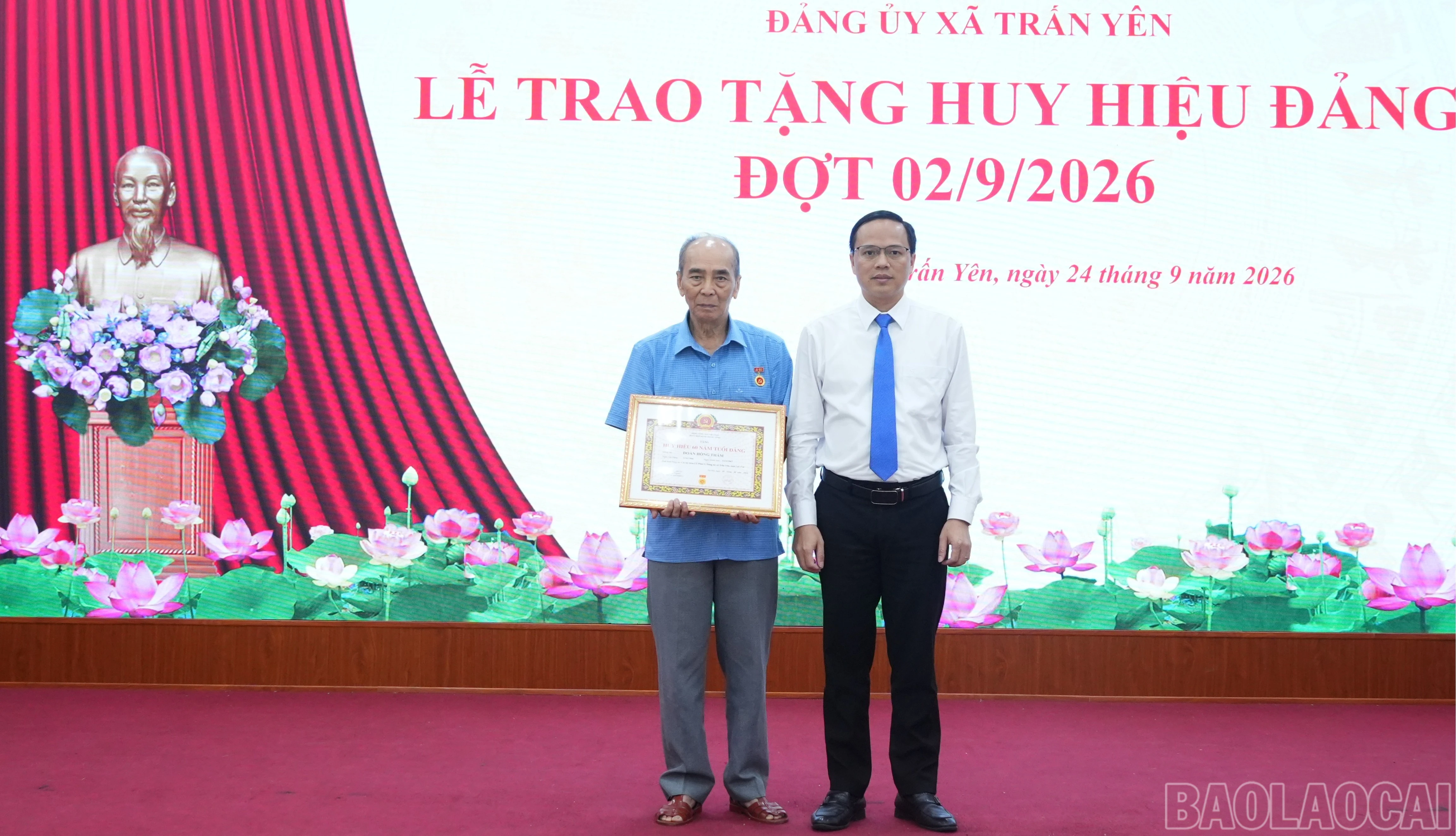 Lãnh đạo xã trao Huy hiệu 60 năm tuổi Đảng. baolaocai-br_60namty-4667.jpg