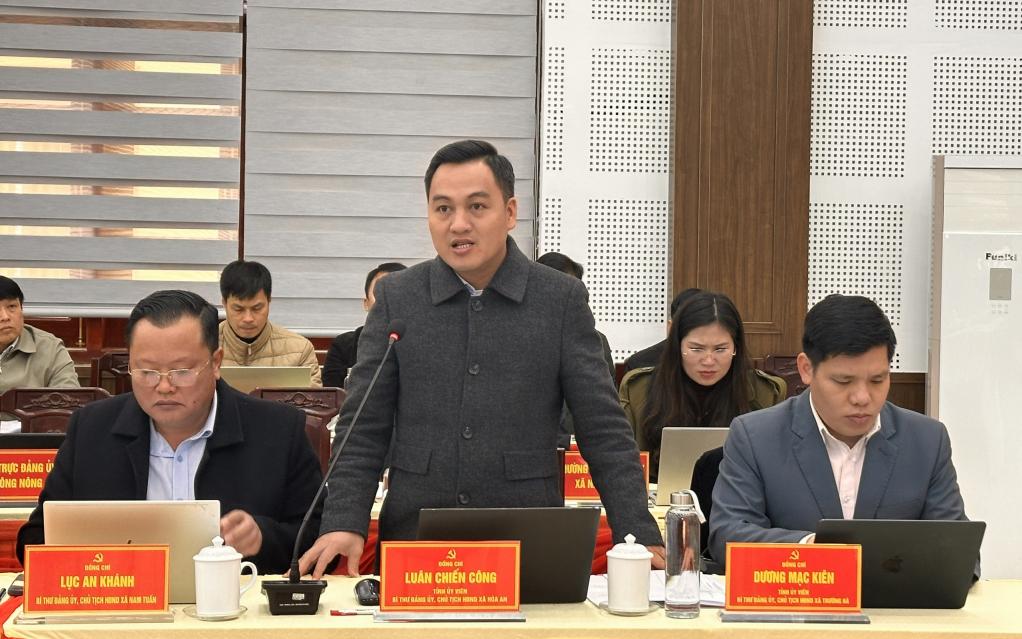 L&atilde;nh đạo x&atilde; H&ograve;a An ph&aacute;t biểu tại buổi l&agrave;m việc. 