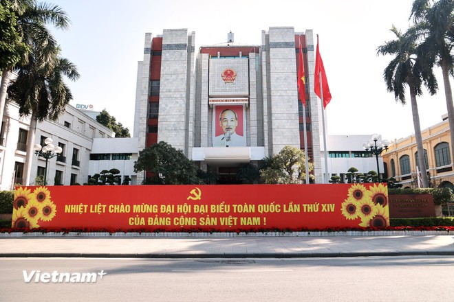 Khu vực hồ Ho&agrave;n Kiếm được trang tr&iacute; cờ, pano ch&agrave;o mừng Đại hội đại biểu to&agrave;n quốc lần thứ XIV của Đảng; h&igrave;nh ảnh ghi nhận tại khu vực ph&iacute;a trước Trụ sở Ủy ban nh&acirc;n d&acirc;n th&agrave;nh phố H&agrave; Nội.