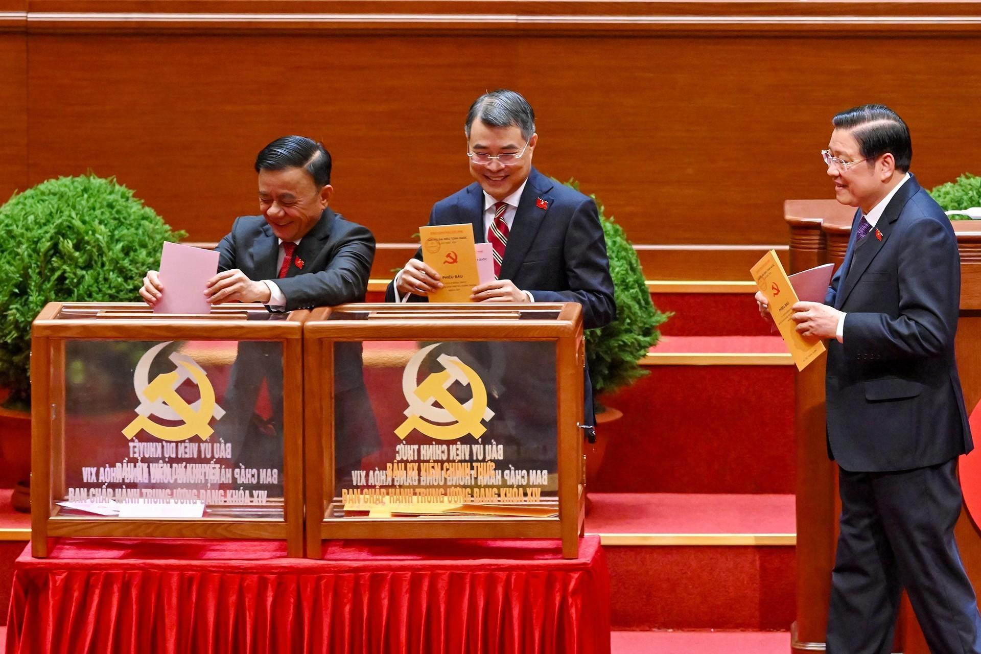 C&aacute;c l&atilde;nh đạo Đảng v&agrave; Nh&agrave; nước bỏ phiếu bầu Ban Chấp h&agrave;nh Trung ương kh&oacute;a XIV.