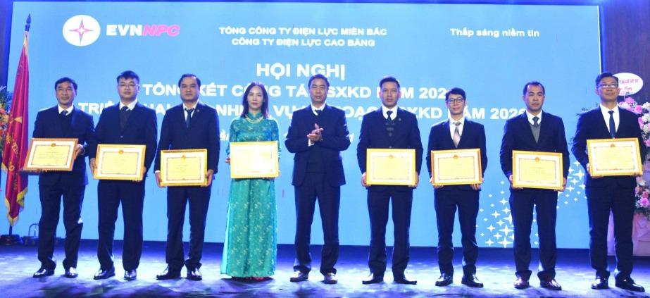 L&atilde;nh đạo C&ocirc;ng ty Điện lực Cao Bằng trao giấy khen cho c&aacute;c tập thể&nbsp;c&oacute; th&agrave;nh t&iacute;ch trong phong tr&agrave;o thi đua giai đoạn 2021-2025.