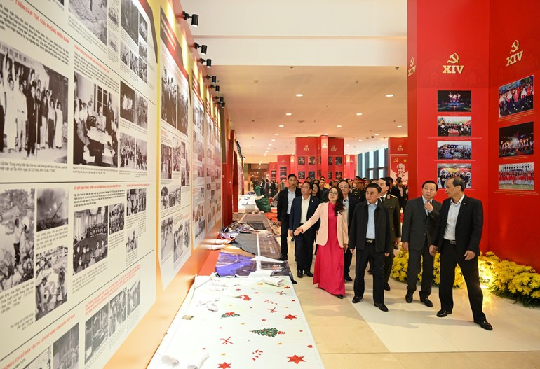 Thường trực Ban B&iacute; thư Trần Cẩm T&uacute; kiểm tra Khu trưng ảnh &ldquo;Dưới cờ Đảng - đất nước tiến v&agrave;o kỷ nguy&ecirc;n mới&rdquo; do Th&ocirc;ng tấn x&atilde; Việt Nam thực hiện.