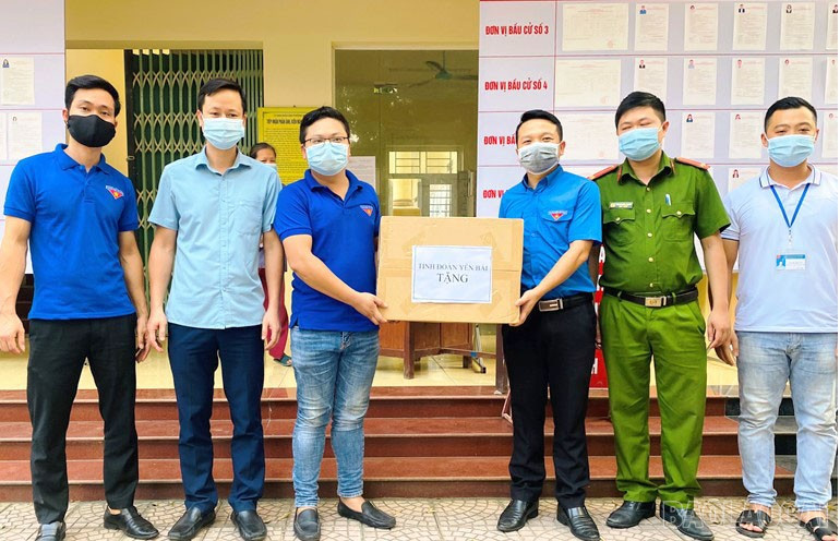 Các cấp bộ Đoàn huy động nguồn lực xã hội hóa với tổng giá trị hơn 2,7 tỷ đồng gửi Nhân dân và đoàn viên, thanh niên có hoàn cảnh khó khăn bị tác động bởi dịch Covid-19. baolaocai-br_covid-2.jpg
