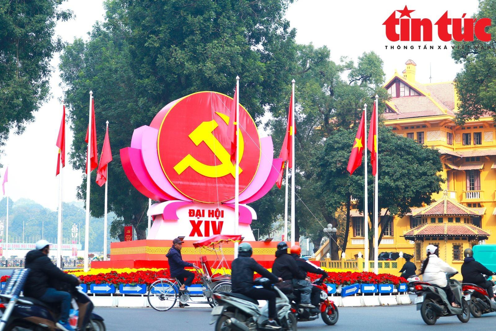 Biểu trưng Đại hội XIV với h&igrave;nh ảnh b&uacute;a liềm v&agrave;ng v&agrave; con số XIV nổi bật tr&ecirc;n c&aacute;c tuyến phố trung t&acirc;m H&agrave; Nội.