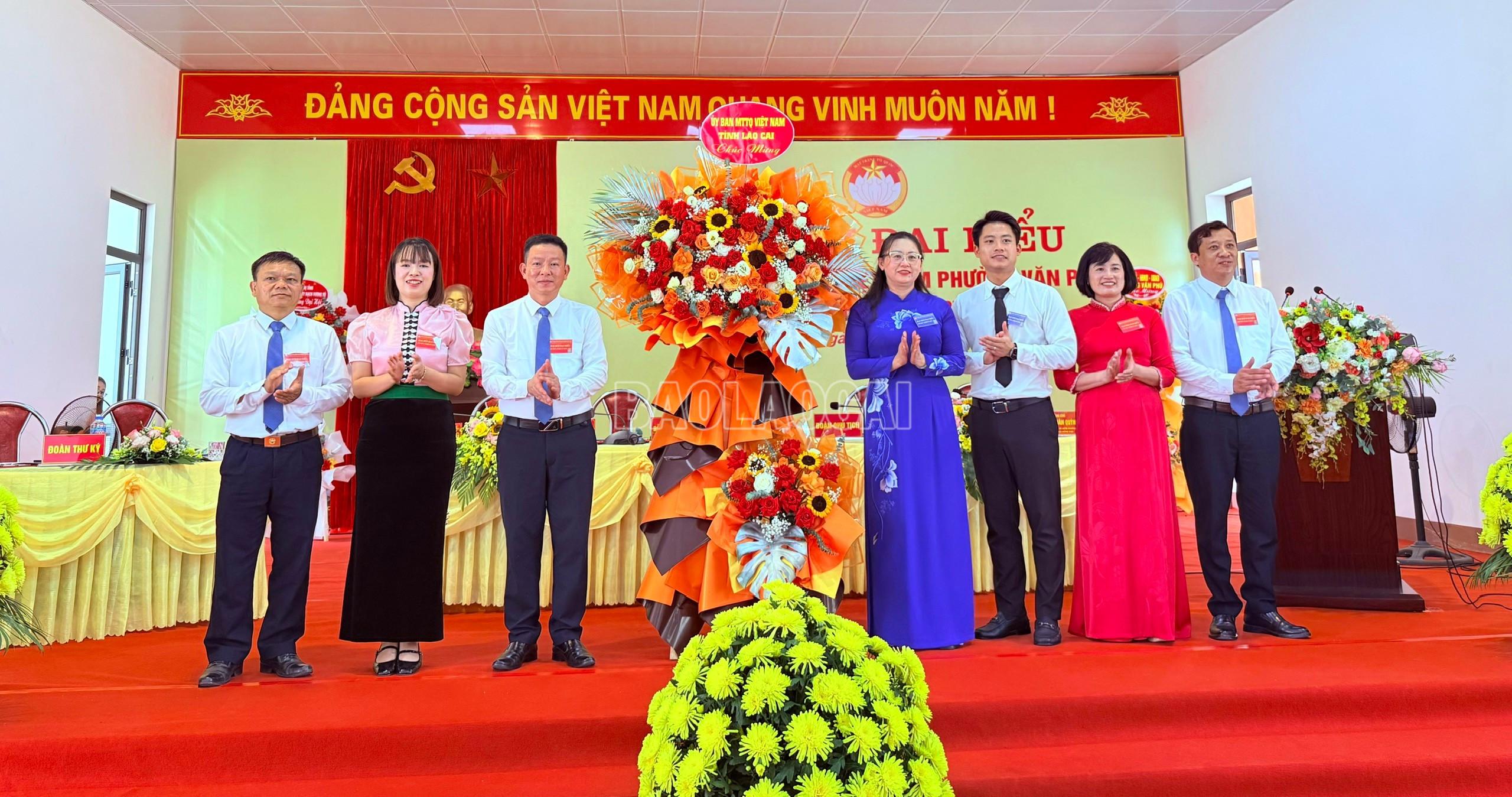 Đồng chí Giàng Thị Dung - Phó Bí thư Tỉnh ủy, Chủ tịch Ủy ban MTTQ Việt Nam tỉnh tặng hoa chúc mừng Đại hội baolaocai-c_8.jpg