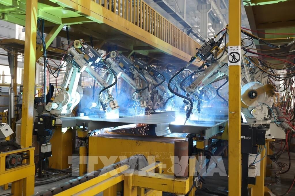 Robot h&agrave;n kim loại tại d&acirc;y chuyền sản xuất container của C&ocirc;ng ty Cổ phần sản xuất container H&ograve;a Ph&aacute;t.